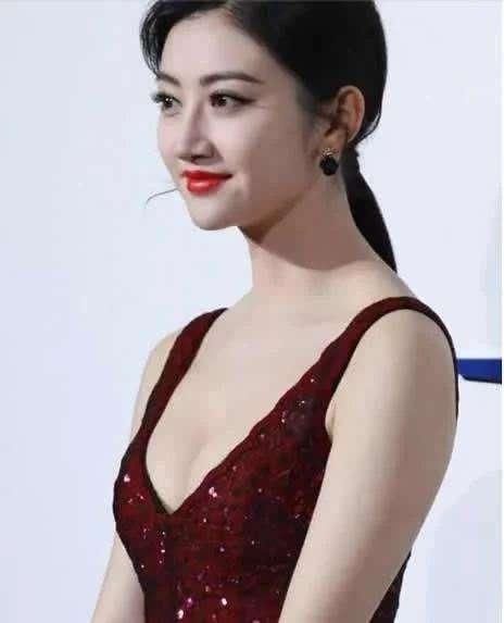 景甜出席活动！深V长裙再现大尺度，网友：傲人上围竟不输徐冬冬