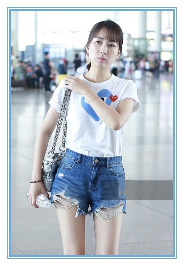马苏为博眼球，白T配短裤走机场，撞上胡冰卿，清纯装纯一目了然