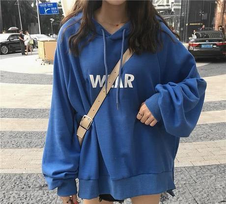 马上就到中秋，别买风衣了！今年流行穿洋气卫衣，显瘦显嫩超养眼