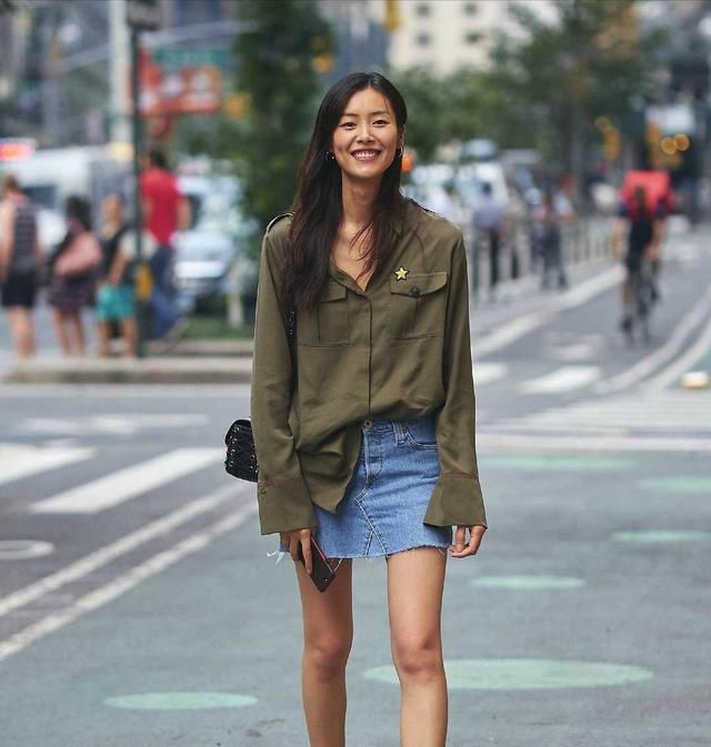  欧美：今夏流行简约大气欧美风穿搭,刘雯穿宽松衬衫配牛仔裙,亲自演绎
