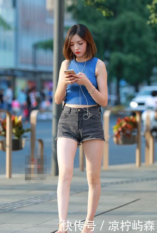  『妹子』街拍紧身牛仔裤小姐姐微胖妹子这样穿才有型