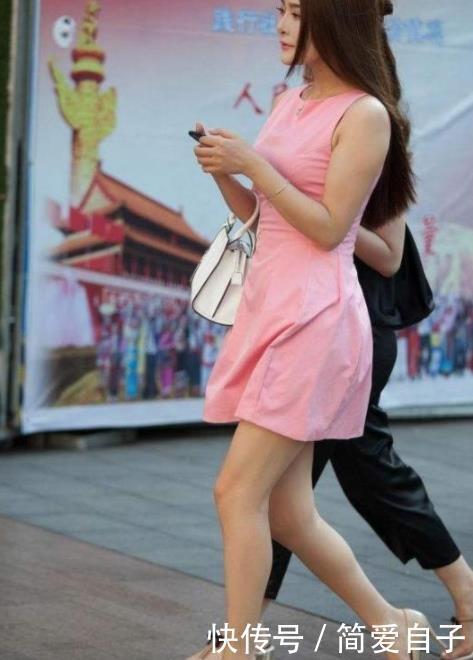 街拍温文儒雅的小姐姐,身材紧致动人,养眼又好