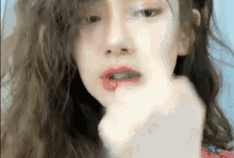 戚薇自拍撞脸Angelababy，作为美妆博主的她到底专业吗?