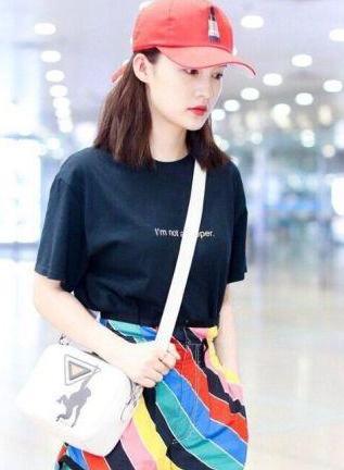 李沁的花色条纹短裤尽显时尚品味，性感翘臀一览无余