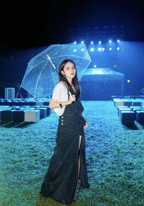  『气质』赖雨濛时尚感开挂，穿牛仔背带裙配白T恤去看秀，终于有时髦气质