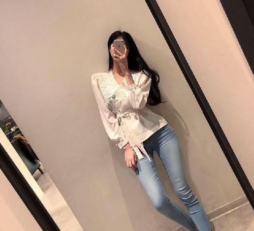 「显示出」时尚优雅牛仔裤小姐姐,魅力穿搭衬托出优雅身材,很漂亮!