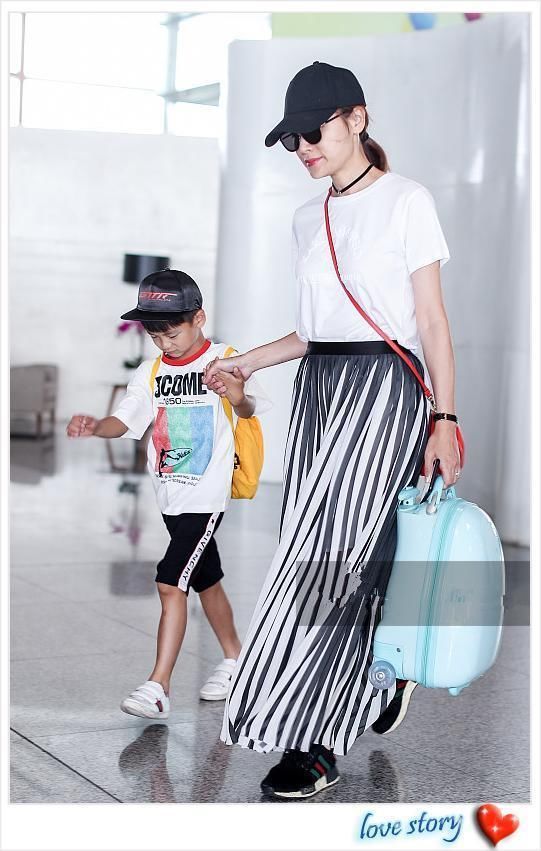 叶一茜好不容易穿美一回，却被小亮仔抢镜，网友直呼：基因太强大