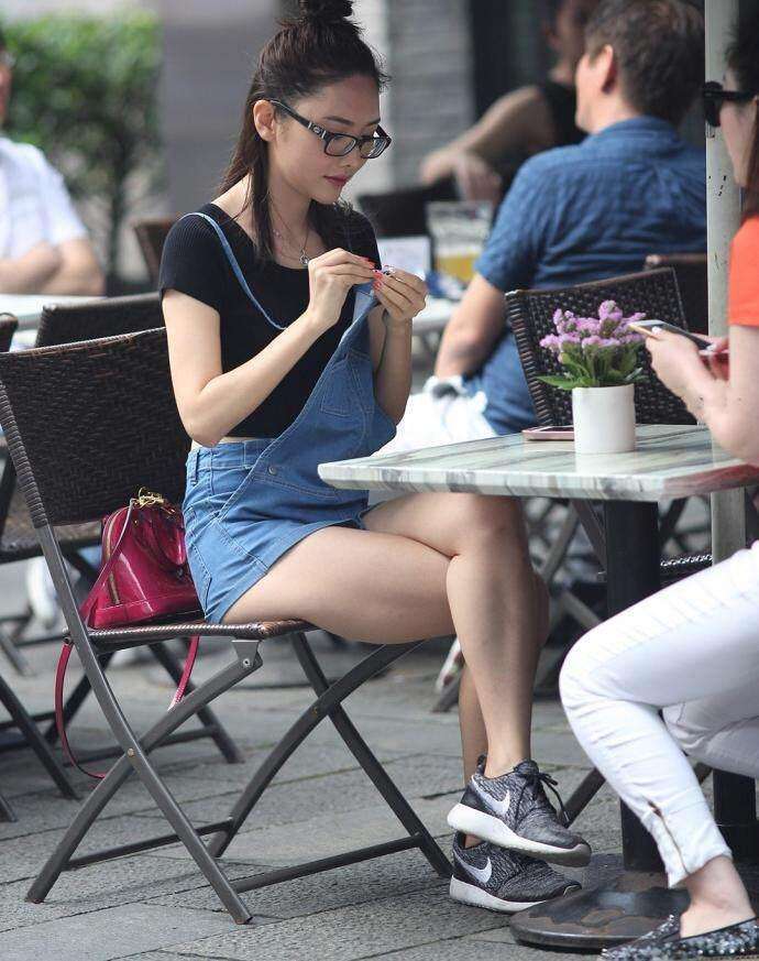 街拍:紧身牛仔背带裤,让丰腴辣妈更吸睛