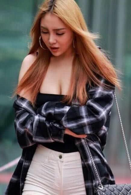 小姐姐身穿黑色裹胸上围丰腴，30岁还能保持这样，真是极品!