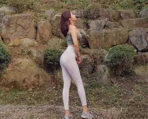 身段柔美的打底裤美女，尽显靓丽身材，凸显得美轮美奂！