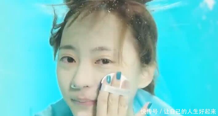 小姐姐体验水下化妆，两个小时的妆容比不上一秒，网友：后悔了吧