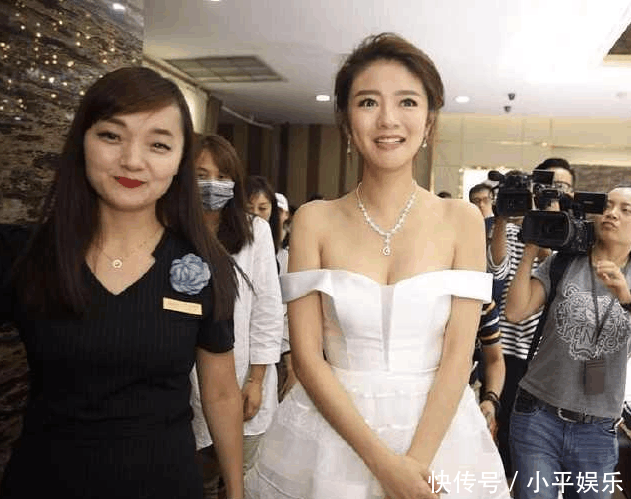 安以轩心真大, 抹胸长裙还俯身弯腰, 网友: 为了博眼球太拼了