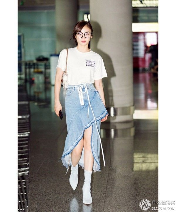 T恤plus过膝裙，开挂的夏天有它们就够了