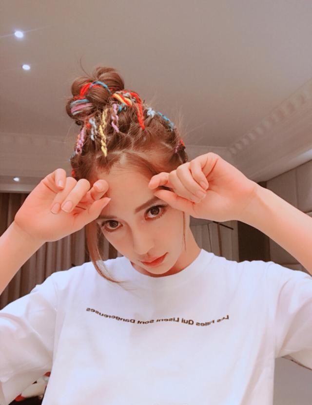 杨幂和杨颖都用彩线扎头，差别简直太大了，网友：发量真的不重要