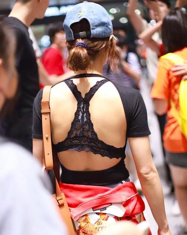 蔡依林机场秀穿了一件这样的内衣,网友:是拿丁字裤改的吗?