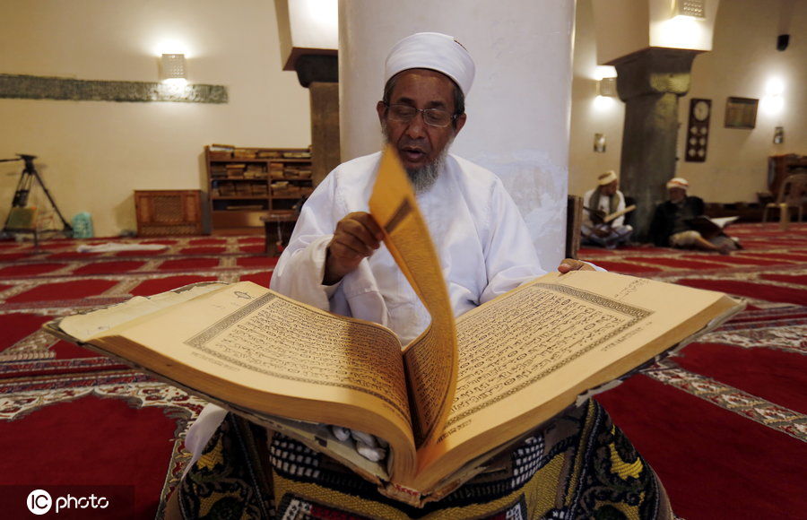 世界各地穆斯林迎接斋月 聚集祷告集体用餐场面壮观