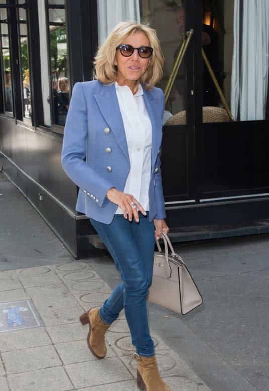 法国第一夫人不服老，紧身裤，白短裙，奶奶辈也能如此时髦