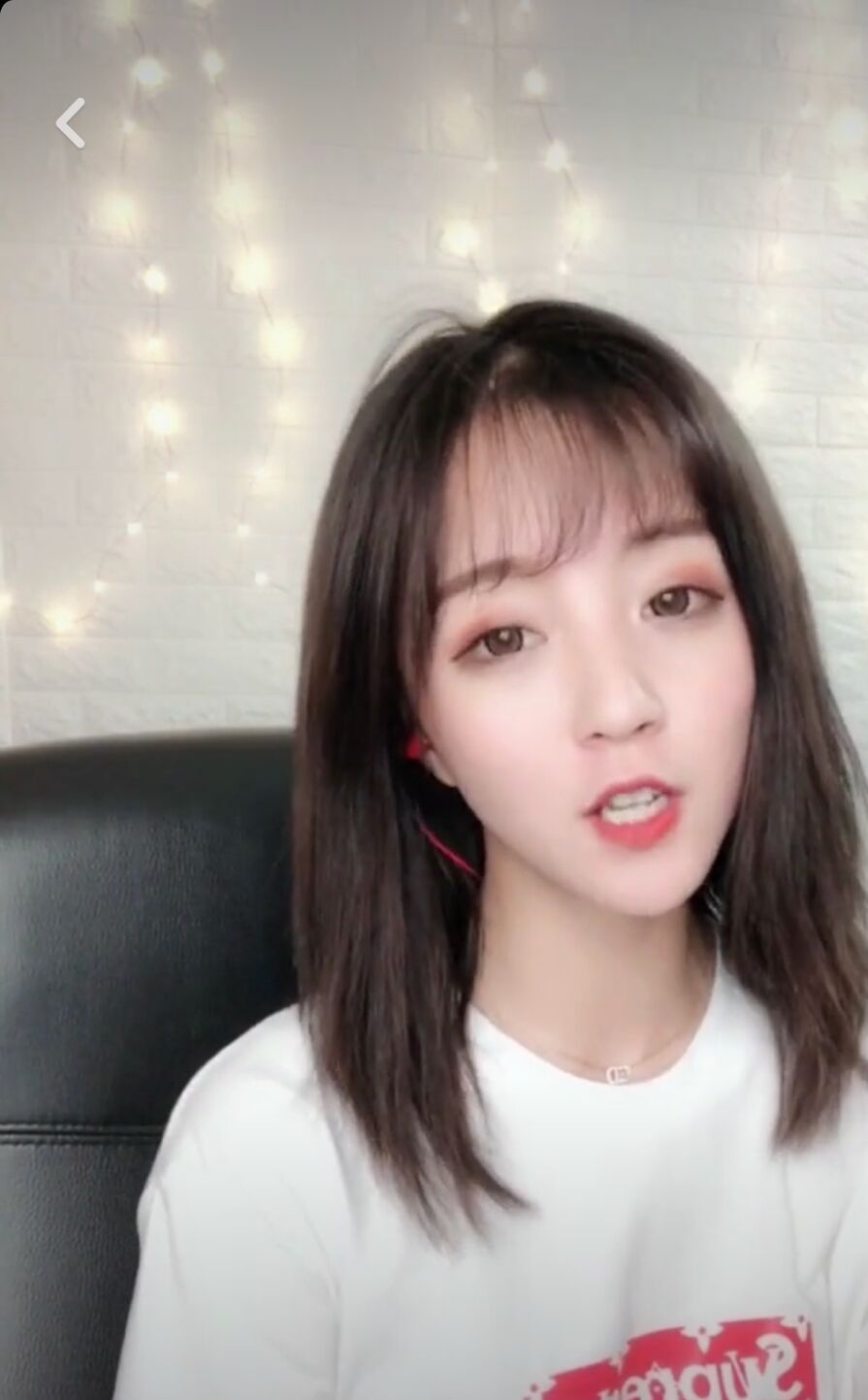 新晋网红有着几千万粉丝，却被疑似整容，网友称：难道见不得光！