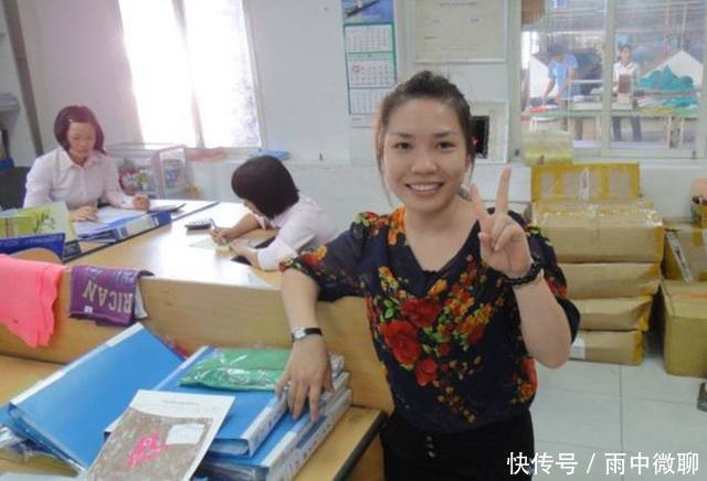 越南美女上班族素颜工作，看完想娶回家，下班后却差点认不出！