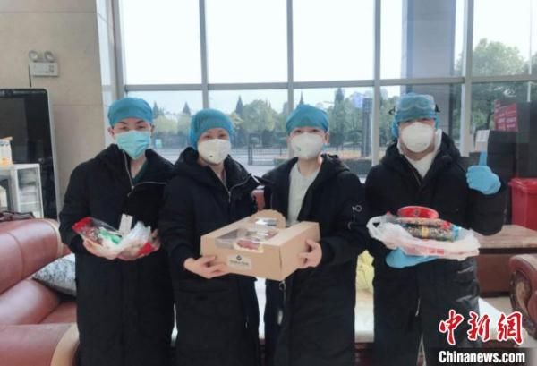  「山西」为方舱患者庆生 山西支援湖北医疗队员送上老家特产