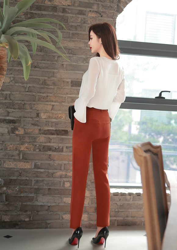 女神孙允珠，红豆碎冰纤滑肌理荷叶袖雪纺