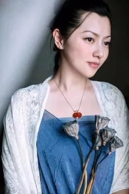 为什么你的翡翠饰品戴在身上就不如她好看？！