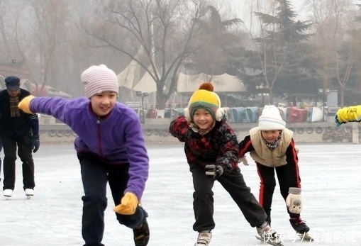 日本“最残忍”的溜冰场,将活鱼冻到冰上,滑出鲜血将顾客吓跑