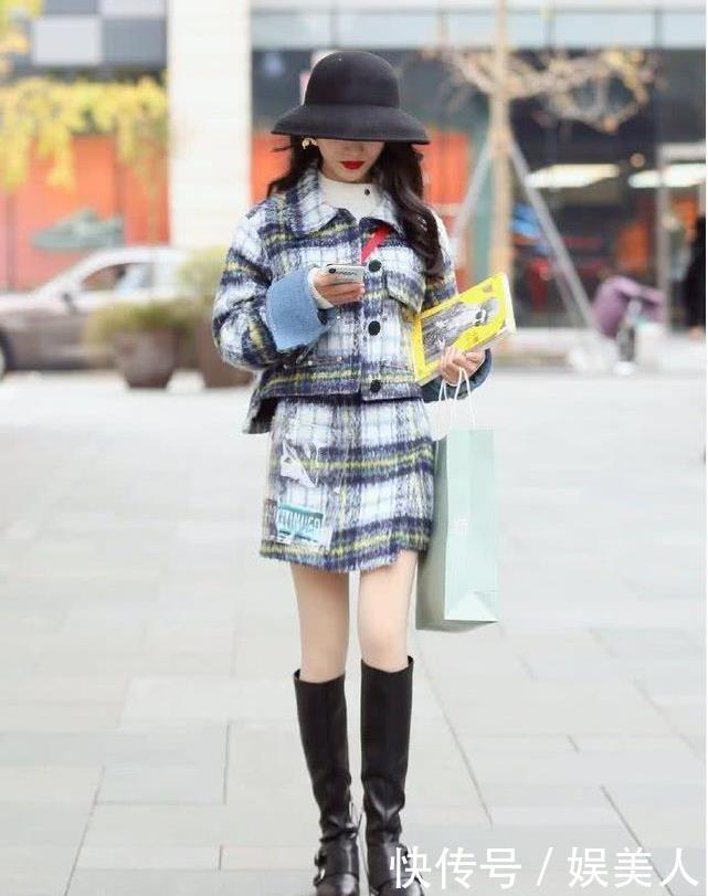 『 美女身材』青春亮丽,美感十足,街拍:黑色紧身上衣+黑色百褶裙+高筒靴