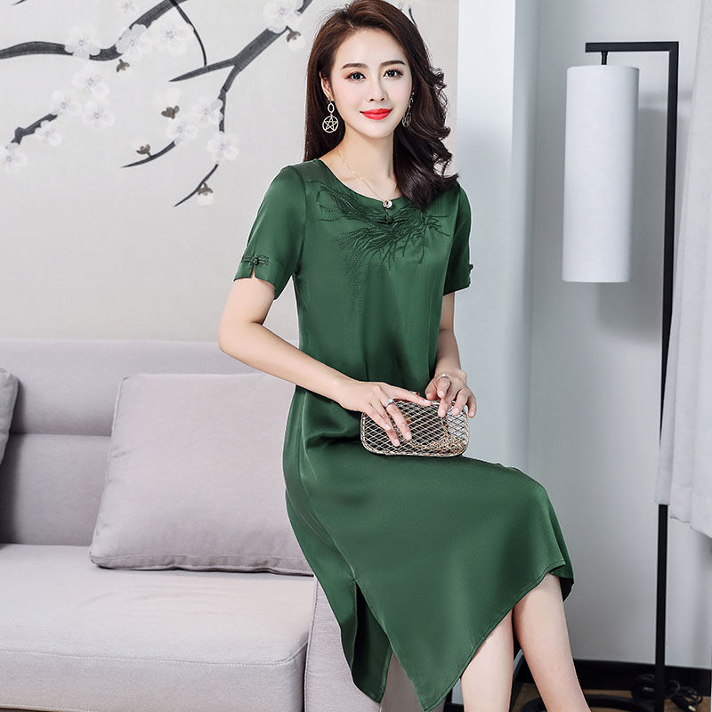 我知道我50岁，女儿送的高雅裙，随便穿就很迷人，重点是显瘦美