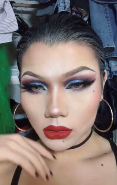 这个小姐姐的这个妆简直了,化妆前后对比差别真大,网友:服!