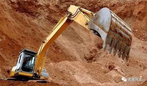 假如把沙漠的沙子全部挖走，最底下会有什么东西？