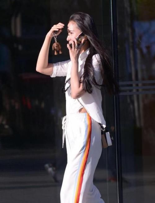 「搭配」街拍：身材苗条的美女，一件白色上衣配黄色长裙，时尚唯美好身材