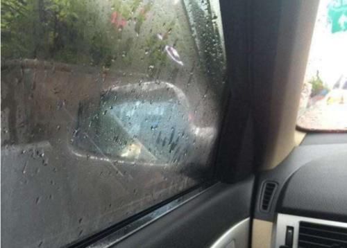  「开错」跑高速时，突然遇到大暴雨该开雾灯还是双闪？开错危险