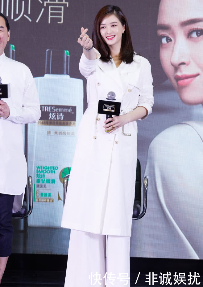 蒋欣如今都敢露腿了，竟然细得快赶上杨幂，瘦了之后真的是好美！