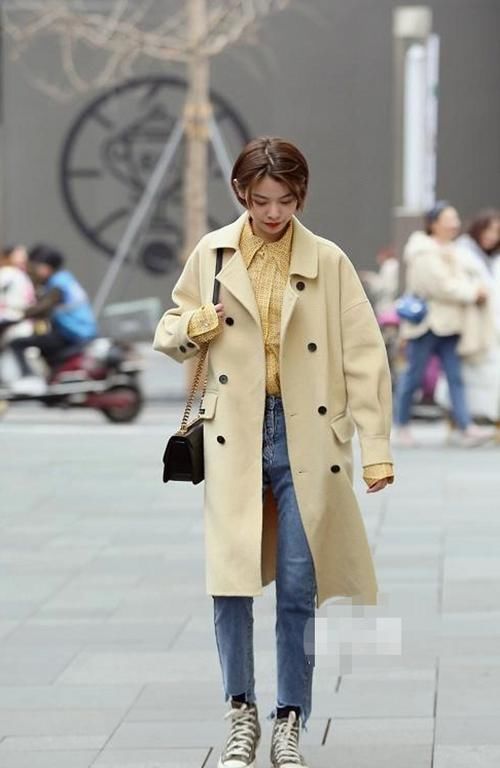  『裸色』路人街拍，小姐姐穿了一双裸色的浅口高跟鞋，看着美感十足