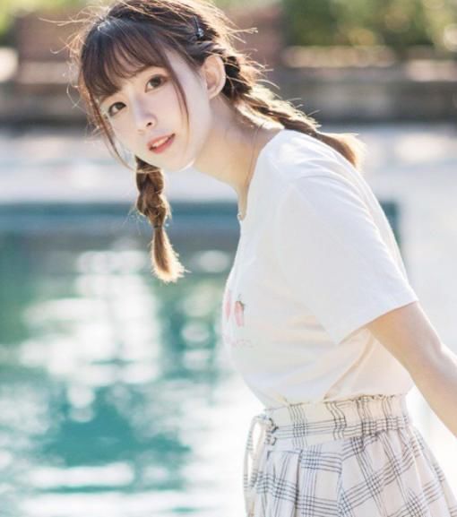 [ 马尾辫]白衬衫格子裙, 网友: 仿佛已经看到夏天，小姐姐马尾辫拍写真,