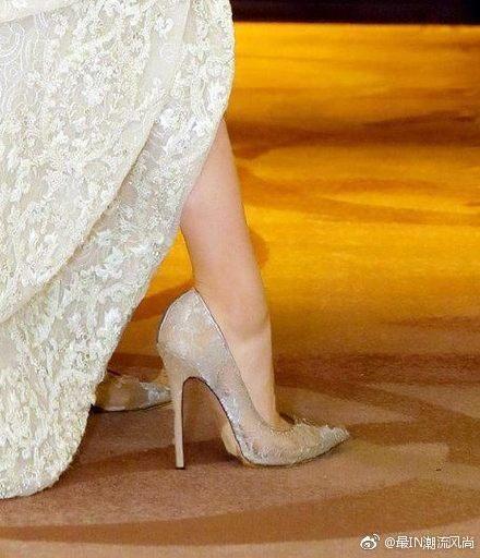 冉莹颖穿了十个小时的高跟鞋，脱下鞋后双脚触目惊心！