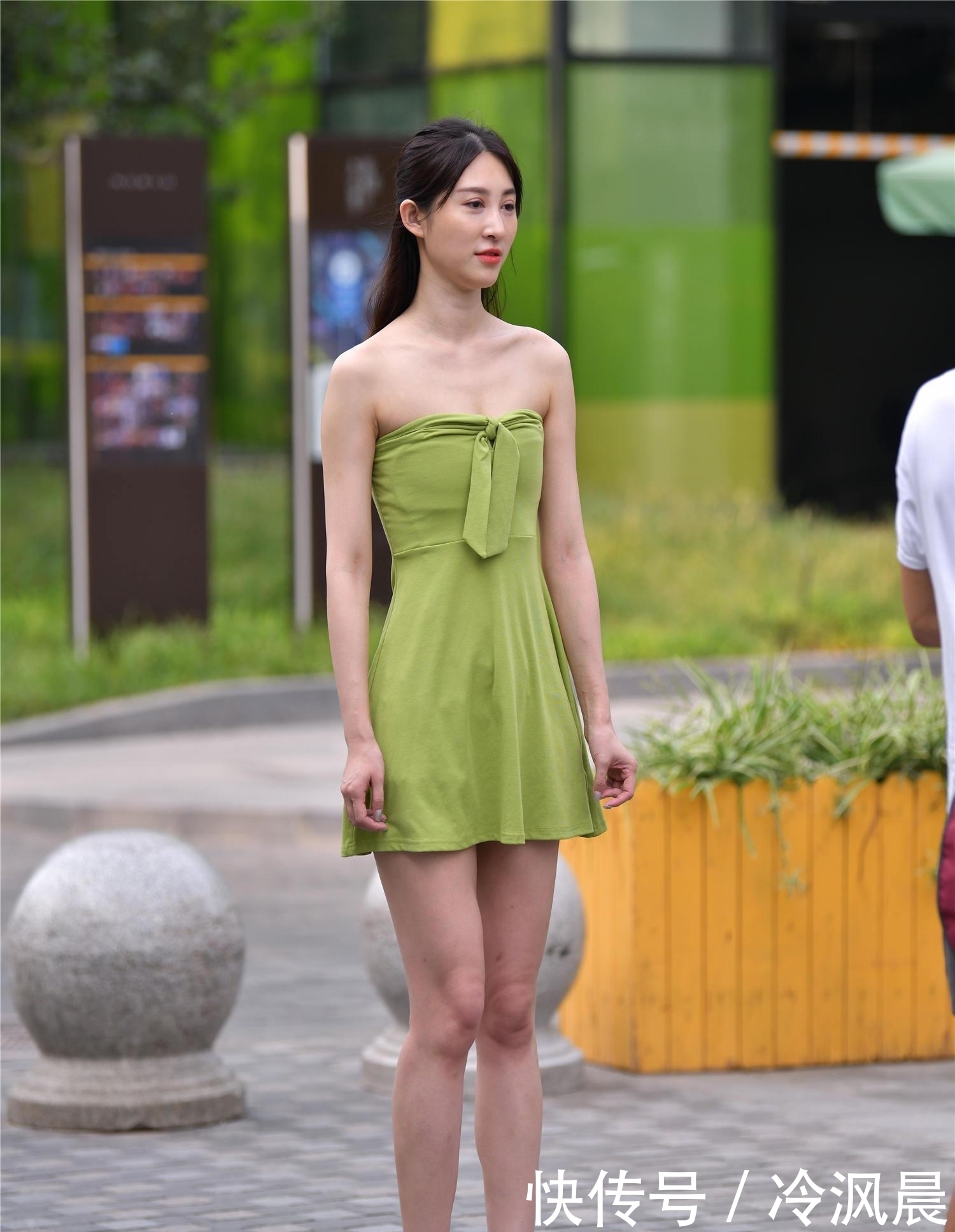十足|美女街拍:美女个子非常高,乌黑靓丽的秀发散落在肩上,妩媚感十足