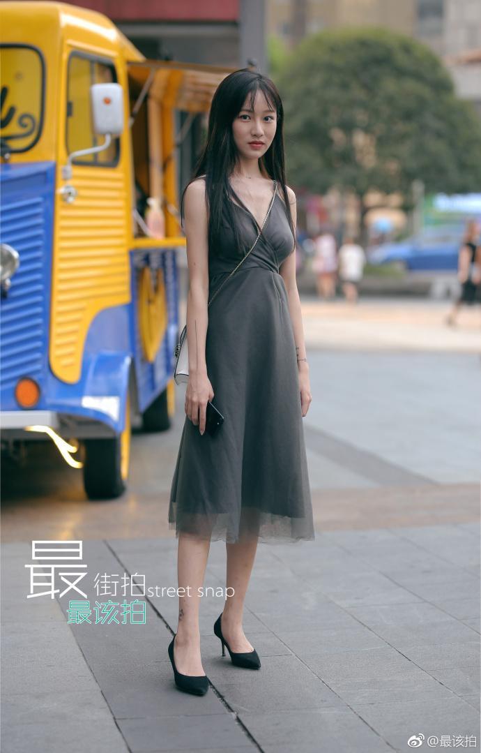 街拍：夏天穿深V既性感又fashion，藏不住的好身材，女人味十足！