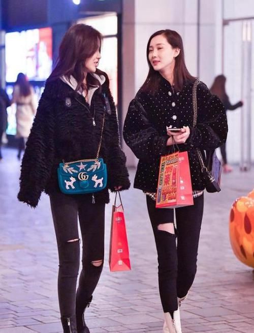  「美女」街拍：软玉温香的美女，一件白色衬衫配格子长裙，时尚大方气质范