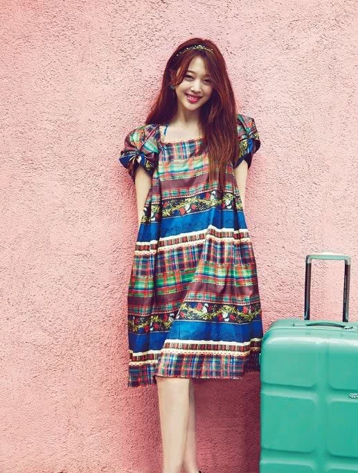 韩国女星崔雪莉真会玩，竟把单肩包做腰带来用，意外时尚到爆