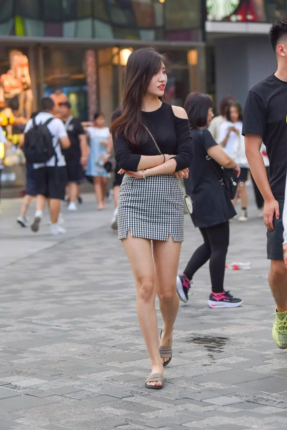 设计|街拍:嫌弃千篇一律的设计, 美女“一剪刀”剪了个角