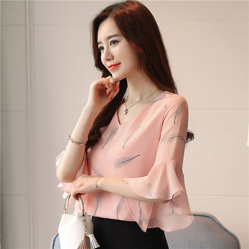 身材丰腴的女人更要穿紧身上衣，展现火辣身材，贼迷人