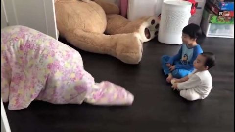  『孩子们』吴京赤脚扮恐龙逗俩儿子开心，棒棒糖缩着脖子吓一跳，老父亲带娃太难了