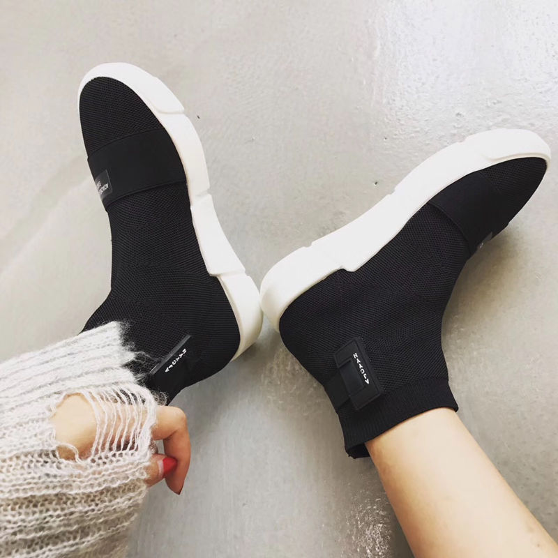 现在特时兴这种袜子鞋，凸显青春减龄气息，穿着出门更显成熟魅力