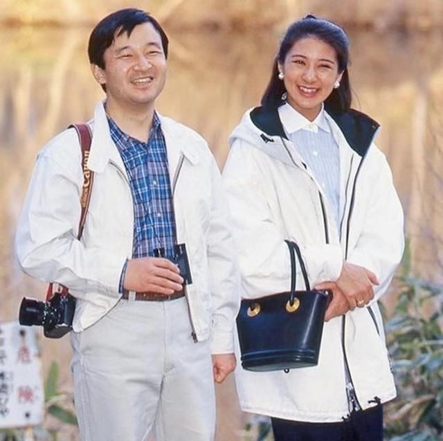  [和纪子妃]天皇一家亮相，雅子皇后穿和服显古韵美，独女水桶腰眯缝眼太路人