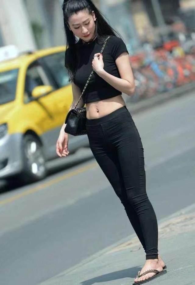 黑色修身裤和露脐装的搭配，丰满女人也会有不错的效果哦!