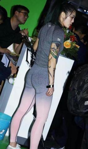 打底裤美女的与众不同，你是否发现