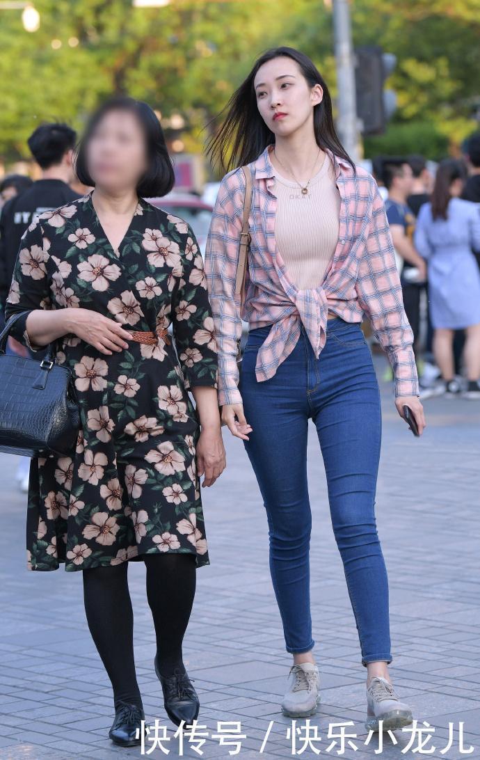  『时尚女生们』时尚穿搭：紧身牛仔裤学小姐姐这样穿，这么穿才时髦