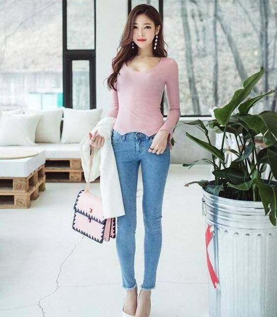 微胖型的美女，搭配紧身牛仔裤，身材饱满有型，看上去很迷人